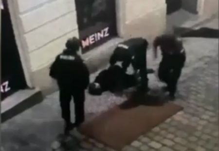 Επίθεση στη Βιέννη : Ο δράστης εκτελεί άνδρα στη μέση του δρόμου