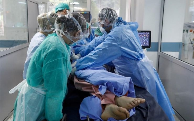 Heightened concerns as Daily COVID-19 cases approach 2,000 mark | tovima.gr