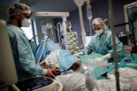 Γαλλία : Με κορωνοϊό κάθε 30 δευτερόλεπτα ένας Παριζιάνος