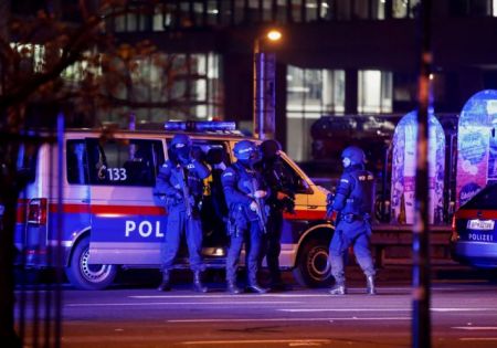Επίθεση στη Βιέννη : Τρεις νεκροί και πολλοί τραυματίες – Τζιχαντιστής του ISIS ένας από τους δράστες, σε εξέλιξη επιχείρηση της αντιτρομοκρατικής