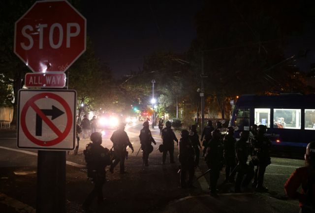 Προεδρικές εκλογές ΗΠΑ : Διαδηλωτές με όπλα έκαψαν αμερικανικές σημαίες στο Πόρτλαντ