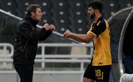 Επέστρεψε η ΑΕΚ από την Ουκρανία – Ο Καρέρα περιμένει τους παίκτες στα Σπάτα