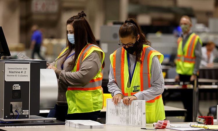 Εκλόγες ΗΠΑ : Αμφίρροπη η μάχη στις 4 κρίσιμες πολιτείες – Τα σενάρια για τη νίκη