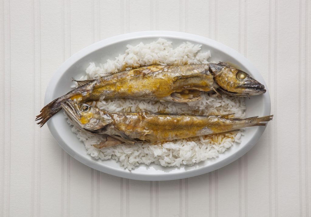 Φρέσκος μπακαλιάρος σε χυμό από πορτοκάλια