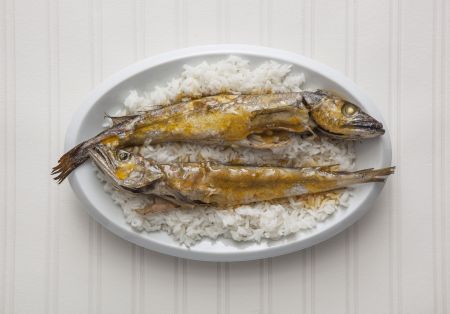 Φρέσκος μπακαλιάρος σε χυμό από πορτοκάλια