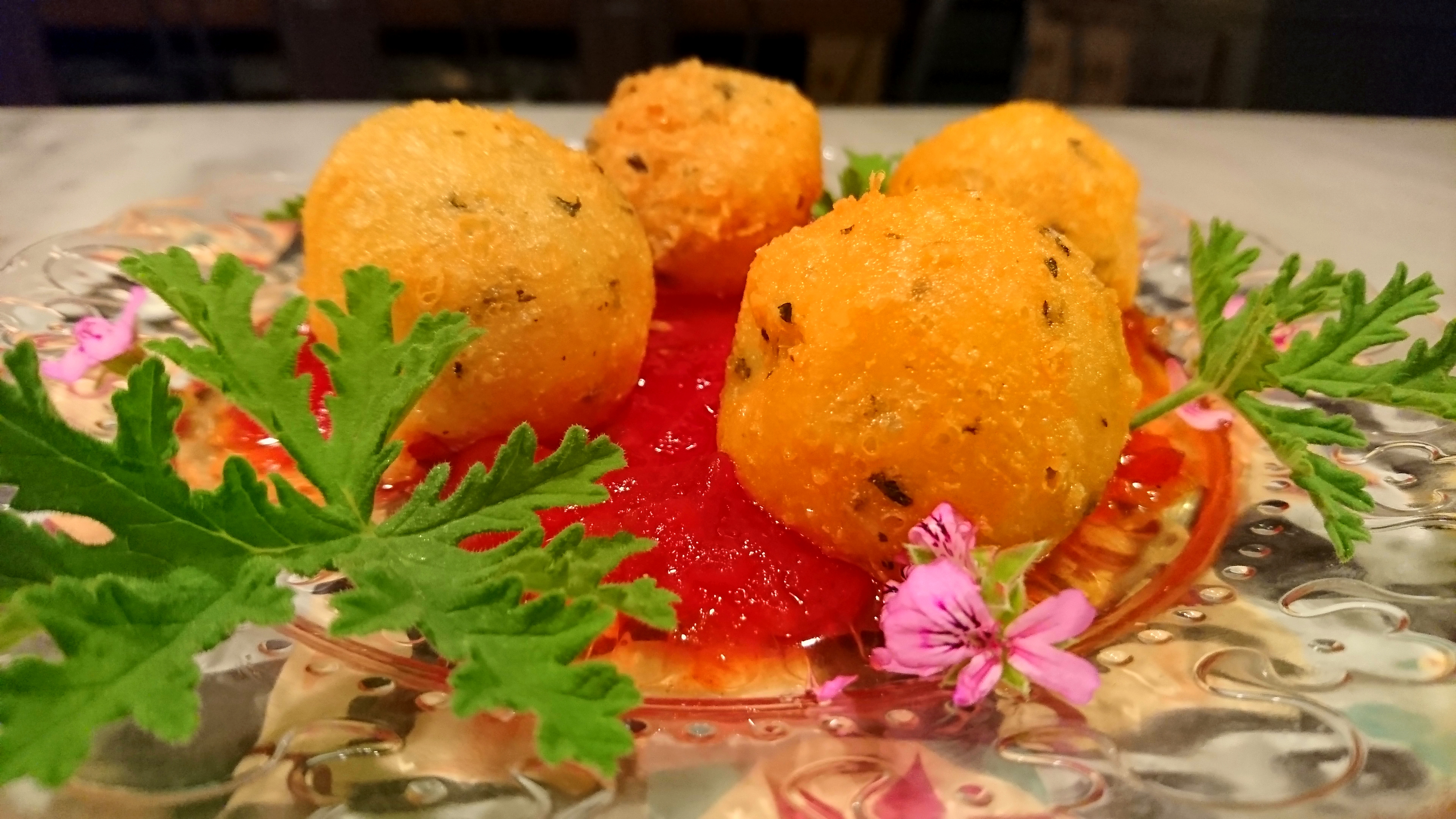 Τυρολουκουμάδες πάνω σε μαρμελάδα ντομάτας