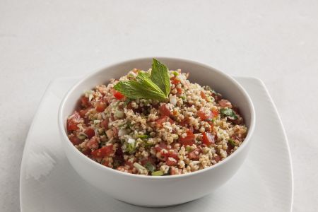 Ταμπουλέ με ντομάτα και φρέσκο κρεμμύδι