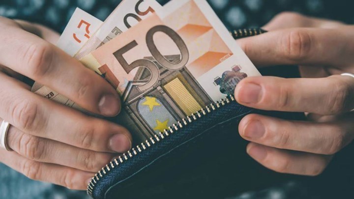 Βρούτσης : Πώς θα πάρετε τα 800 ευρώ – Οι ημερομηνίες των πληρωμών