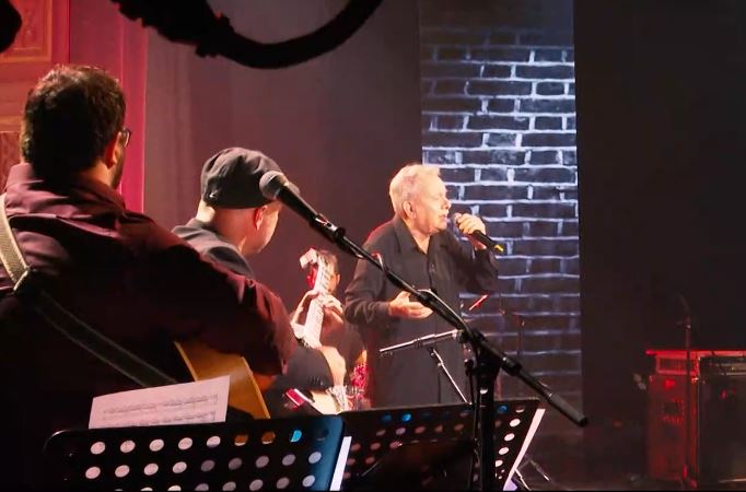 Ο Μανώλης Μητσιάς ερμηνεύει μαγικά το «Ποτέ» του Σταμάτη Κραουνάκη