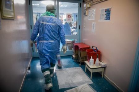 Κορωνοϊός : Τρομάζει η ραγδαία αύξηση των θανάτων – Ασφυκτική πίεση στις ΜΕΘ με 228 διασωληνωμένους