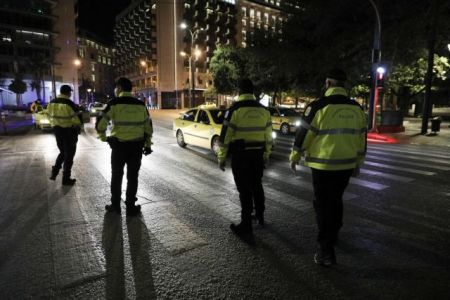 Κορωνοϊός : Πρόστιμα και προσαγωγές σε συγκέντρωση αρνητών στο Σύνταγμα