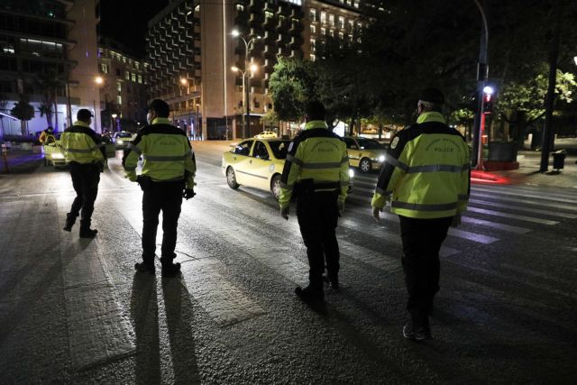 Κορωνοϊός : Πρόστιμα και προσαγωγές σε συγκέντρωση αρνητών στο Σύνταγμα