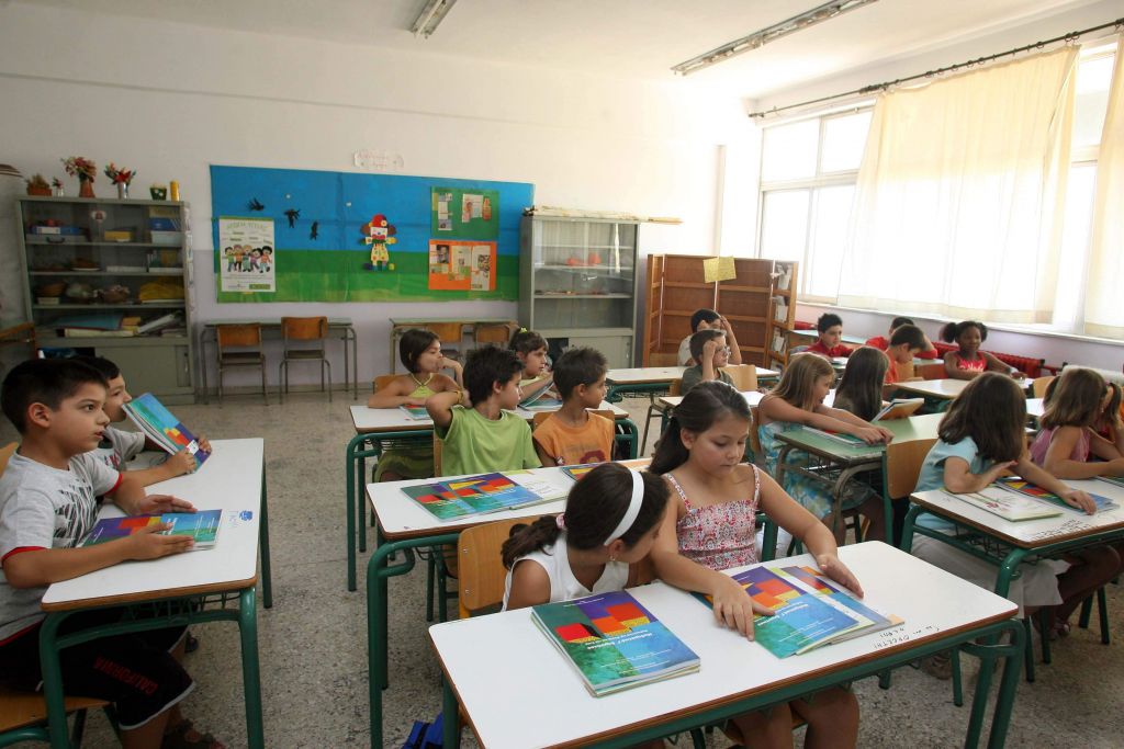 Lockdown : Πώς θα γίνει η μετάβαση σε δημοτικά και νηπιαγωγεία – Ο κωδικός στο 13033