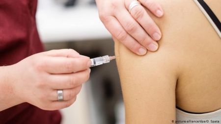 Κορωνοϊός – Λινού : Πόσοι Έλληνες πρέπει να εμβολιαστούν για να είμαστε ασφαλείς