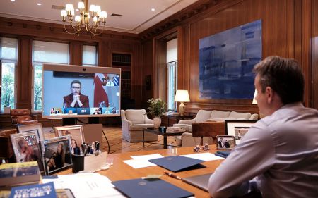 Mitsotakis: Next 10 days crucial, vaccine must not breed complacency