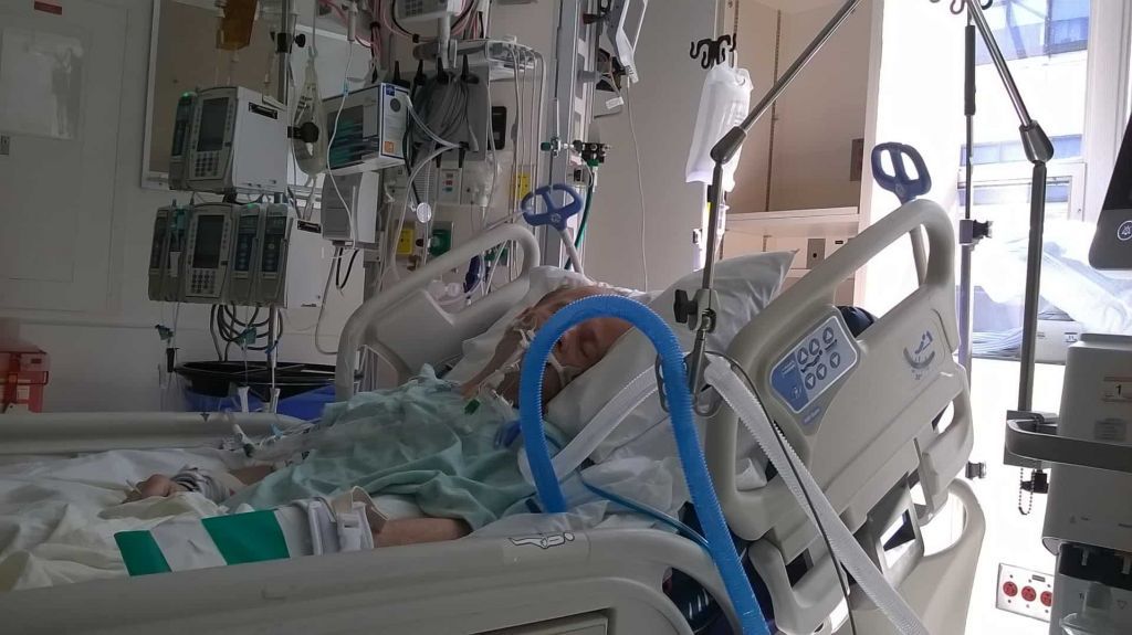 Κορωνοϊός : Συναγερμός με επτά διασωληνωμένους κάτω των 40 ετών