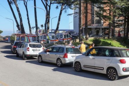 Κορωνοϊός – Ιταλία : Ασθενείς λαμβάνουν οξυγόνο στα αυτοκίνητα