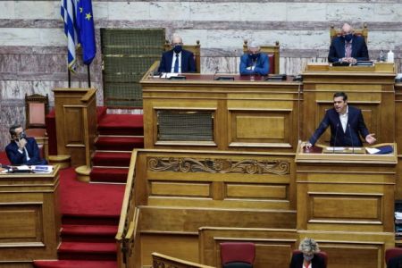 Διαξιφισμοί Μητσοτάκη – Τσίπρα στη Βουλή : Οι στοχεύσεις, τα χτυπήματα
