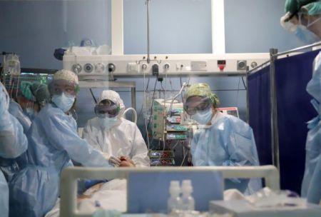 Κορωνοϊός – Ισπανία : Την άμεση παραίτηση του επιδημιολόγου της κυβέρνησης ζητούν οι γιατροί