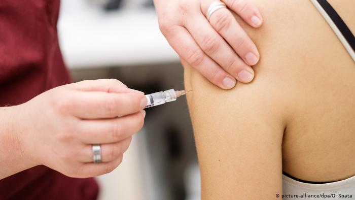 Κορωνοϊός – Κοντοζαμάνης : Εκπονείται επιχειρησιακό σχέδιο εμβολιασμού | tovima.gr