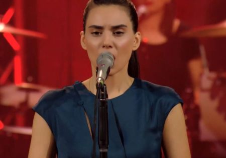 Σπίτι με το MEGA: Η Σοφία Μανουσάκη τραγουδά στο πλευρό του Στέφανου Κορκολή