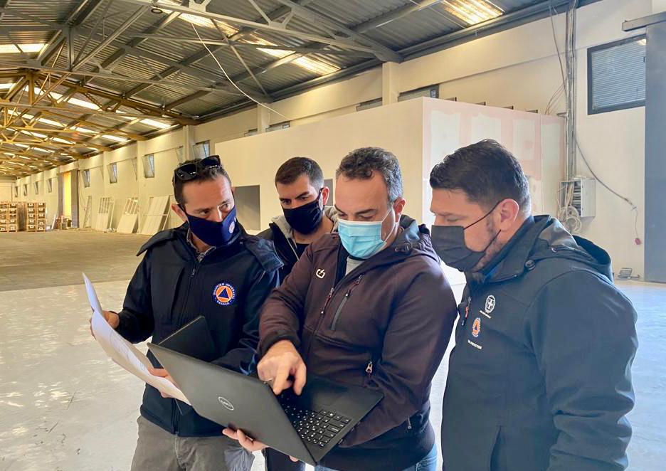 Ο Χαρδαλιάς στις εγκαταστάσεις της ευρωπαϊκής αποθήκης ιατρικού υλικού