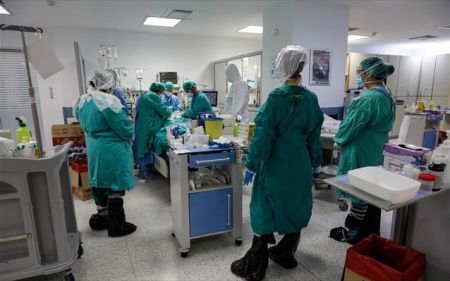 Κορωνοϊός : «Βράζουν» τα νοσοκομεία – Μία διασωλήνωση κάθε 40 λεπτά