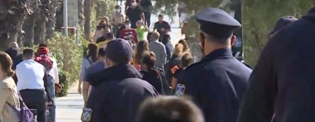 Κορωνοϊός : Προβληματισμένοι οι ειδικοί από τις κυριακάτικες βόλτες στην παραλία