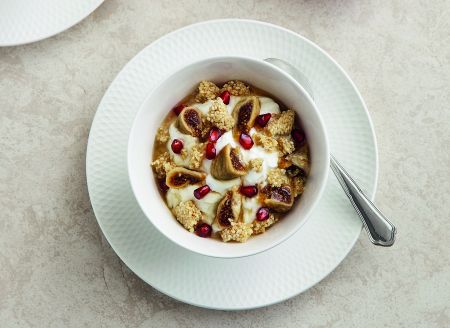 Γιαούρτι με παστέλι, ξερά σύκα, μέλι και ρόδι