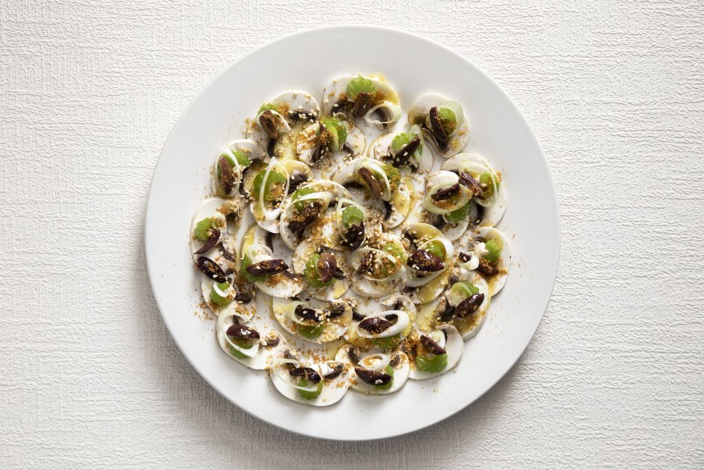 Καρπάτσιο μανιταριού με ταραμά και αβγοτάραχο