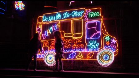 Η γιορτινή εγκατάσταση στην πρόσοψη της Tate – Μήνυμα αισιοδοξίας μέσα στο lockdown