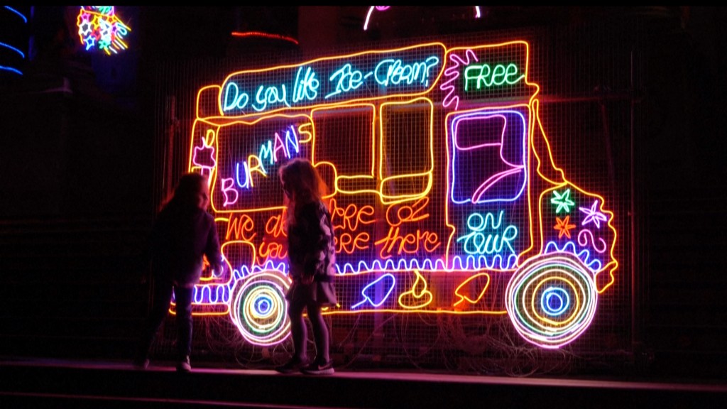 Η γιορτινή εγκατάσταση στην πρόσοψη της Tate – Μήνυμα αισιοδοξίας μέσα στο lockdown