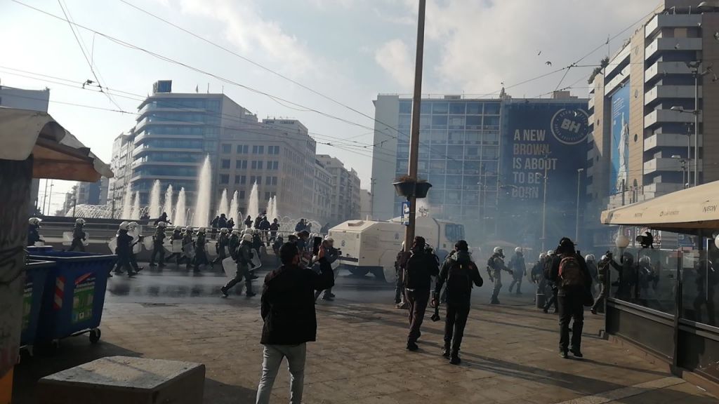 Σκηνικό μάχης το κέντρο της Αθήνας : Διμοιρίες ΜΑΤ, Αύρες, δεκάδες προσαγωγές