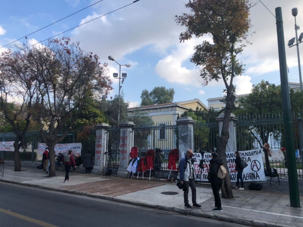 Τι συμβαίνει τώρα στο Πολυτεχνείο [φωτογραφίες και βίντεο]