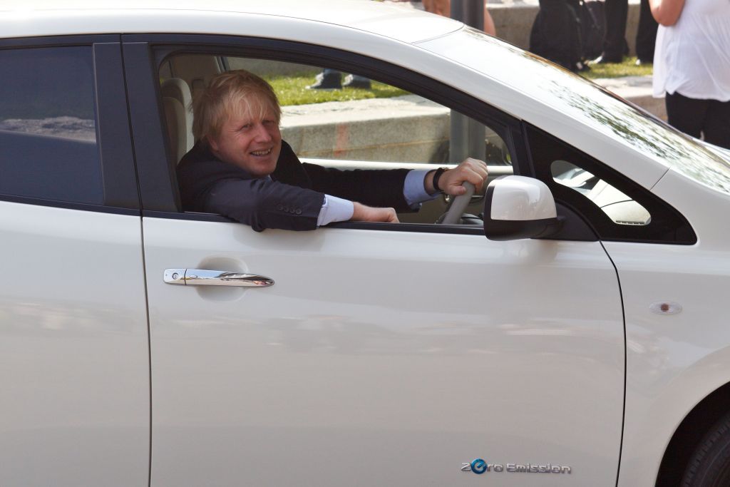 Επιταχύνεται για το 2030 η απαγόρευση πωλήσεων καινούριων αυτοκινήτων με κινητήρες βενζίνης και πετρελαίου στην Βρετανία