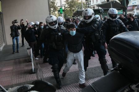 Πολυτεχνείο : Ένταση στο κέντρο της Αθήνας μεταξύ ΠΑΜΕ και αστυνομικών – Πολλές προσαγωγές