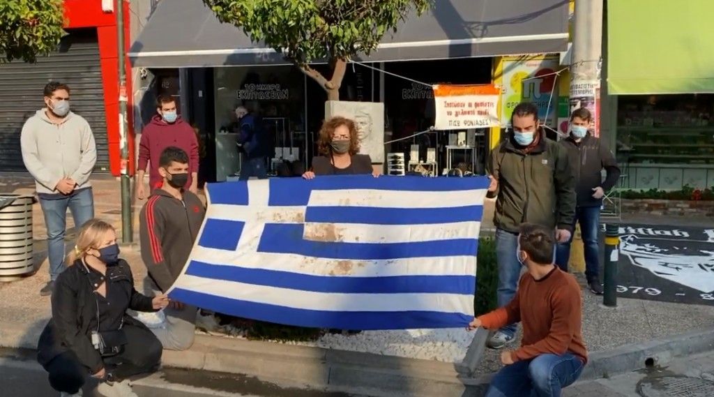 Πολυτεχνείο : Η Μάγδα Φύσσα με την αιματοβαμμένη σημαία στο σημείο δολοφονίας του Παύλου