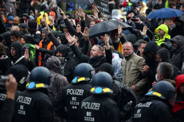 Κορωνοϊός – Βερολίνο : Συγκρούσεις αστυνομικών με αρνητές της μάσκας [εικόνες] | tovima.gr