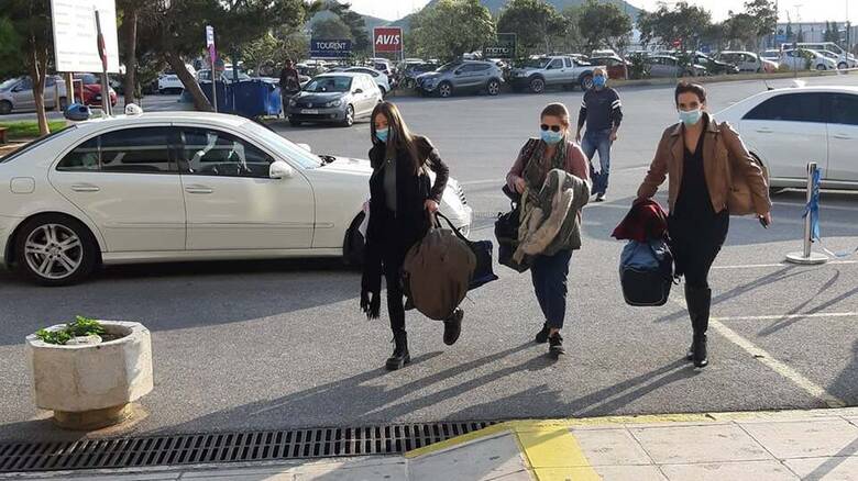 Θεσσαλονίκη : Υποδοχή με τριαντάφυλλα για τις εθελόντριες νοσηλεύτριες