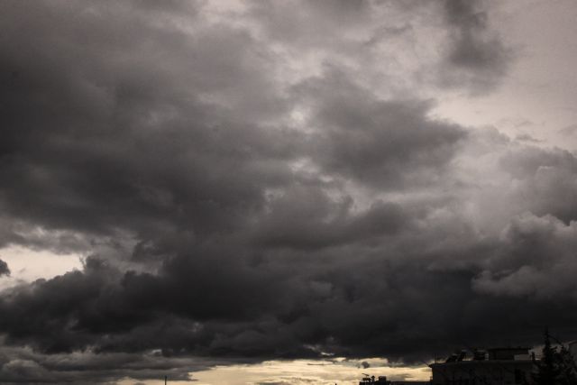 Καιρός : Χαμηλό βαρομετρικό φέρνει βροχές και καταιγίδες – Πού θα είναι έντονα τα φαινόμενα [χάρτης] | tovima.gr