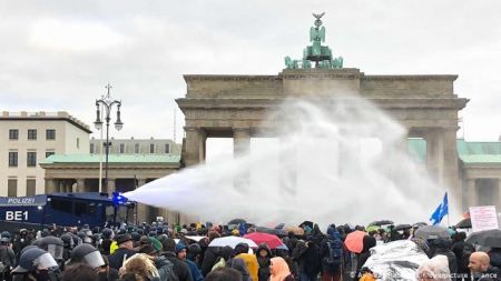 Βερολίνο: Ψήφιση νόμου περί λοιμώξεων και διαμαρτυρίες