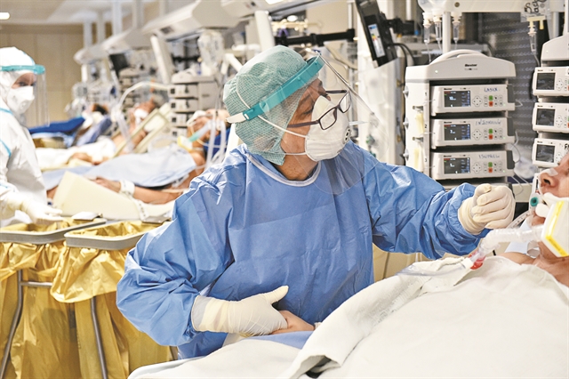 Κορωνοϊός : Εσπασε το φράγμα των 100.000 κρουσμάτων – Γιατί υποχωρούν αργά  – Μάχη για αποσυμπίεση των ΜΕΘ