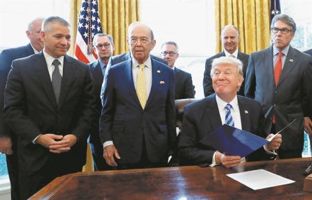 Ο Τραμπ βάζει νάρκες στον δρόμο του διαδόχου του