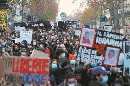 Ο Μακρόν επιμένει στη «δεξιά στροφή»