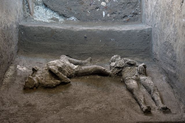Μεγάλη ανακάλυψη στην Πομπηία: Βρήκαν τα λείψανα πλούσιου και σκλάβου – Κάηκαν αγκαλιασμένοι | tovima.gr