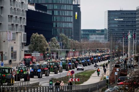 Δανία : Διαμαρτυρία εκτροφέων βιζόν με τρακτέρ στους δρόμους της Κοπεγχάγης