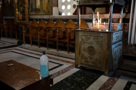 Χαλκιδική : Ιερέας λειτουργούσε με πιστούς παρά τα μέτρα – Δύο συλλήψεις