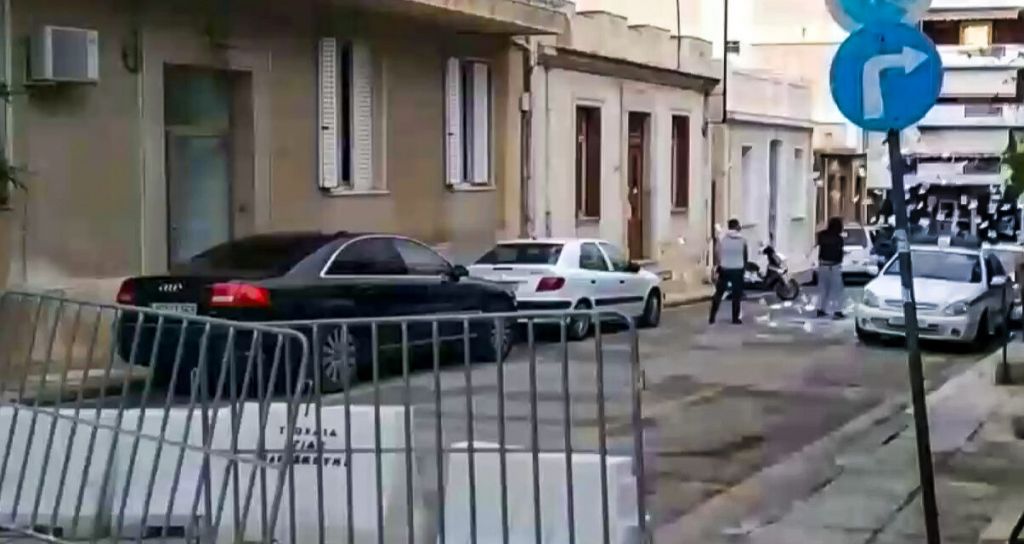 Με τρικάκια έξω από το ΑΤ Κολωνού ο Ρουβίκωνας