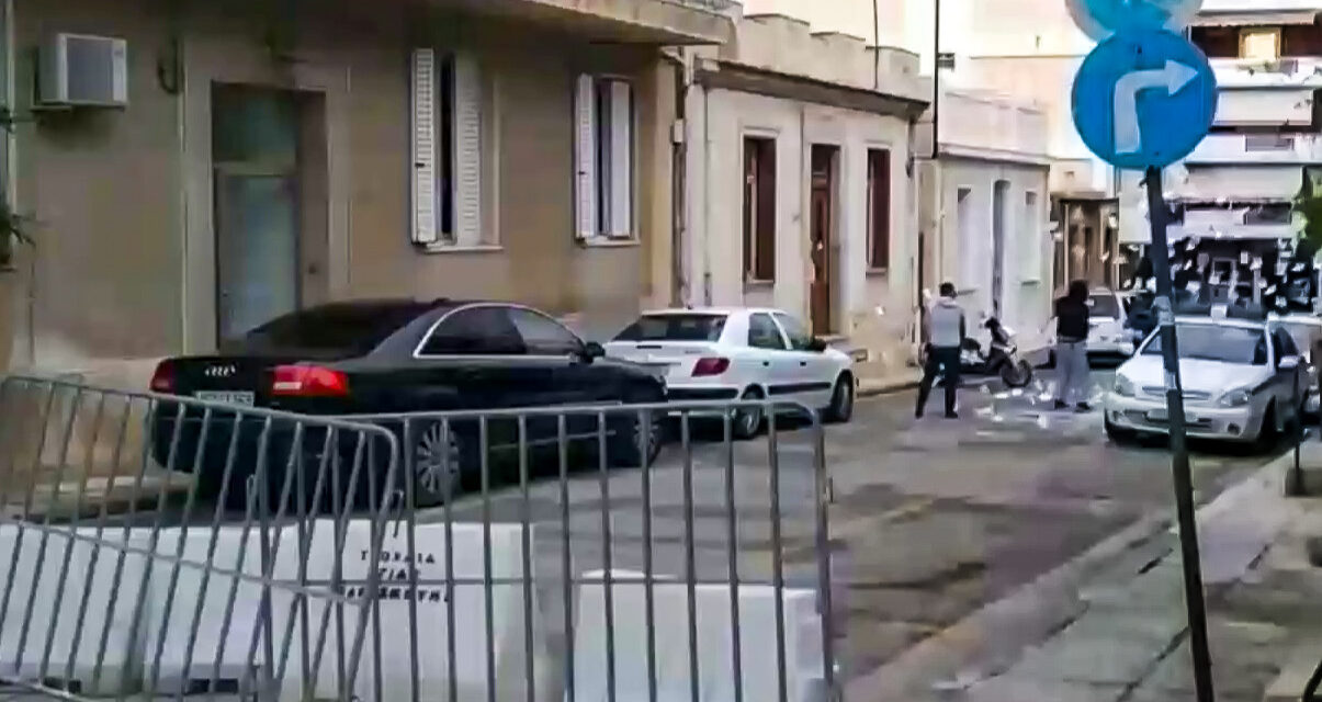 Με τρικάκια έξω από το ΑΤ Κολωνού ο Ρουβίκωνας