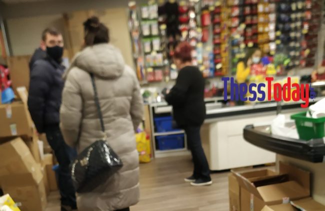 Lockdown : Στην Κατερίνη βάζουν κόσμο σε εμπορικά καταστήματα από την πίσω πόρτα